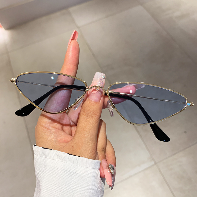 New Version of Cat Eye Small F - Sunglasses Cat Eye recension och pris