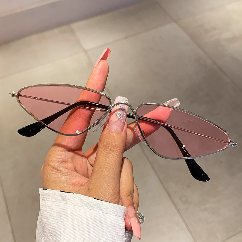 New Version of Cat Eye Small F - Sunglasses Cat Eye recension och pris